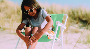 Slnko svieti! Je čas natrieť deti opaľovacím krémom. Ako si však vybrať ten správny? O ochrane detskej pokožky pred slnkom budeme diskutovať s detskou dermatologičkou MUDr. Zuzanou Kotlasovou.